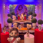 Decoração de aniversário infantil Jesus, o Bom Pastor, com balões, ovelhinhas e painel temático no buffet SimSimSalabim em Rio Preto.