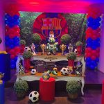 Decoração de futebol com balões azuis e vermelhos no SimSimSalabim