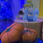 Decoração da Cinderela com carruagem, abóboras e balões azuis para festa infantil.