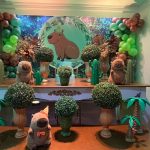 Festa infantil com tema capivara e cenário tropical no Buffet SimSimSalabim em Rio Preto.