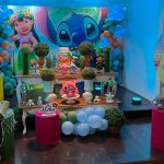Decoração infantil Lilo e Stitch com mesa temática e balões no Buffet SimSimSalabim.