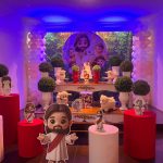 Mesa de festa infantil com tema Jesus, o Bom Pastor, bolo decorado, ovelhinhas, personagens e arranjos no SimSimSalabim.