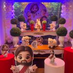 Festa infantil temática de Jesus, o Bom Pastor, com personagens em estilo infantil, pelúcias de ovelhas e cilindros decorativos.