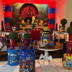 Mesa de aniversário dos Vingadores com Hulk, Capitão América, Thor, Homem de Ferro e outros personagens em decoração infantil.