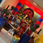 Decoração de festa infantil dos Vingadores com bolo temático, personagens da Marvel e painel de super-heróis no SimSimSalabim em Rio Preto.