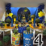 Decoração temática de festa infantil dos super-heróis Batman com balões personalizados