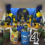 Decoração temática de festa infantil dos super-heróis Batman com balões personalizados
