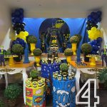 Decoração temática de festa infantil dos super-heróis Batman com balões personalizados