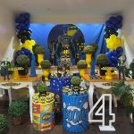 Decoração temática de festa infantil dos super-heróis Batman com balões personalizados