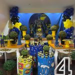 Decoração temática de festa infantil dos super-heróis Batman com balões personalizados
