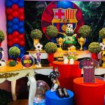 Festa de aniversário com escudo do Barcelona e elementos de futebol