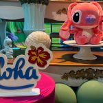 Mesa decorada de aniversário Lilo e Stitch com painel dos personagens e balões coloridos.