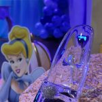 Sapatinho de cristal da Cinderela em destaque na decoração de aniversário infantil.
